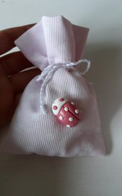 Bomboniera/segnaposto: Sacchetto imbottito porta confetti in piquet con coccinella
