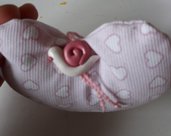 Bomboniera/segnaposto: Cuscinetto a forma di cuore in piquet con lumachina in fimo fatta a mano per bimba o bimbo