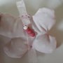 Bomboniera/segnaposto: Sacchetto per confetti imbottito a forma di farfalla in piquet con bruchetto in fimo fatto a mano