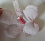 Bomboniera/segnaposto: Sacchetto per confetti imbottito a forma di farfalla in piquet con bruchetto in fimo fatto a mano