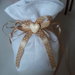 Bomboniera/segnaposto: Sacchetto per confetti in lino bianco cucito a mano imbottito ornato da nastri e cuoricino in fimo