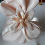 Bomboniera/segnaposto: Sacchetto per confetti cucito a mano imbottito nel color rosa cipria ornato con nastro e fiore perlescente in fimo