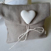 Bomboniera/segnapo: Cuscinetto per confetti imbottito con cordoncino e cuore in fimo bianco
