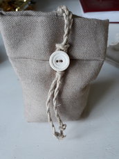 Bomboniera/segnaposto: Sacchetto per confetti imbottito ornato da cordoncino in spago e un bottoncino panna