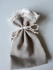 Bomboniere/segnaposto: Sacchetto per confetti chiuso con un cordoncino e rifinito con una bordatura delicata color panna 