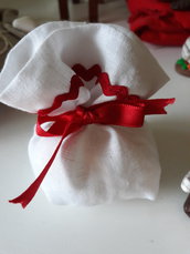 Bomboniere/segnaposto: Sacchetto per confetti in lino bianco imbottito, con finiture e cordino rosso ideale per lauree