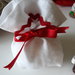 Bomboniere/segnaposto: Sacchetto per confetti in lino bianco imbottito, con finiture e cordino rosso ideale per lauree
