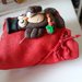 Bomboniera/segnaposto: Cuscino in tessuto rosso per confetti imbottito, con cordino rosso e gufetto laureato in fimo interamente fatto a mano