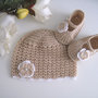 Set coordinato cappellino scarpine neonata uncinetto cotone beige ecrù cerimonia battesimo corredino nascita