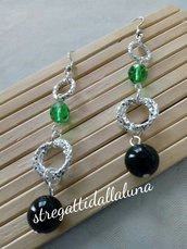 orecchini con perle nere e cristalli verdi pendenti 