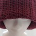 Cappello di lana di color vinaccio caldo e morbido realizzato a uncinetto 
