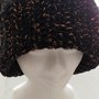 Cappello di lana di colore nero con intarsio di colore color oro - caldo e morbido realizzato a uncinetto 