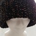 Cappello di lana di colore nero con intarsio di colore color oro - caldo e morbido realizzato a uncinetto 
