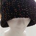 Cappello di lana di colore nero con intarsio di colore color oro - caldo e morbido realizzato a uncinetto 