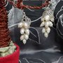 Orecchini Pendenti Perle di Fiume Bianche Charme Foglie Colore argento tibetano grappolo madreperla Fatti a mano