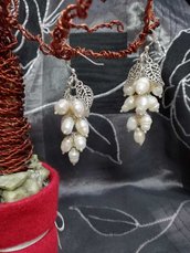 Orecchini Pendenti Perle di Fiume Bianche Charme Foglie Colore argento tibetano grappolo madreperla Fatti a mano