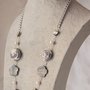 Collana donna in stoffa, madreperla, perle sintetiche colore grigio e bianco