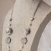 Collana donna in stoffa, madreperla, perle sintetiche colore grigio e bianco