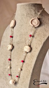 Collana donna in stoffa, porcellana e cristalli bianchi e rossi. 