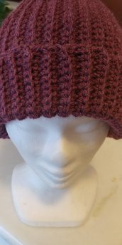 Cappello di lana di color vinaccio caldo e morbido realizzato a uncinetto a punto costa