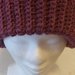 Cappello di lana di color vinaccio caldo e morbido realizzato a uncinetto a punto costa