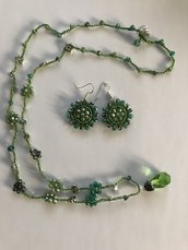 Parure collana e orecchini verdi con fiorellini di cristalli
