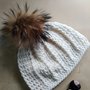 Berretto uncinetto donna bianco panna lana merinos con pompon in pelliccia cappello elegante sportivo lana panna bianco avorio