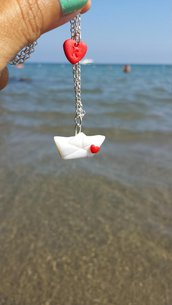 Collana con barca origami, in fimo, personalizzata con l'iniziale del nome su un cuore, regalo san valentino, regalo appassionata di origami