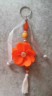 Portachiavi artigianale con pietre madreperla nastro arancio nappa bianca elegante