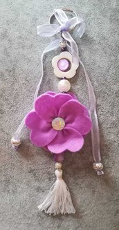 Portachiavi artigianale con pietre madreperla lilla nastro nappa bianca elegante