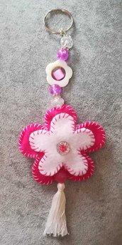 Portachiavi fiore rosa artigianale con pietre madreperla nappa bianca elegante