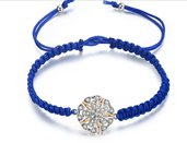 Bracciale regolabile blu lavorato a mano con connettore centrale