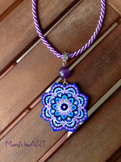 Girocollo con ciondolo Mandala in legno dipinto a mano e agata viola