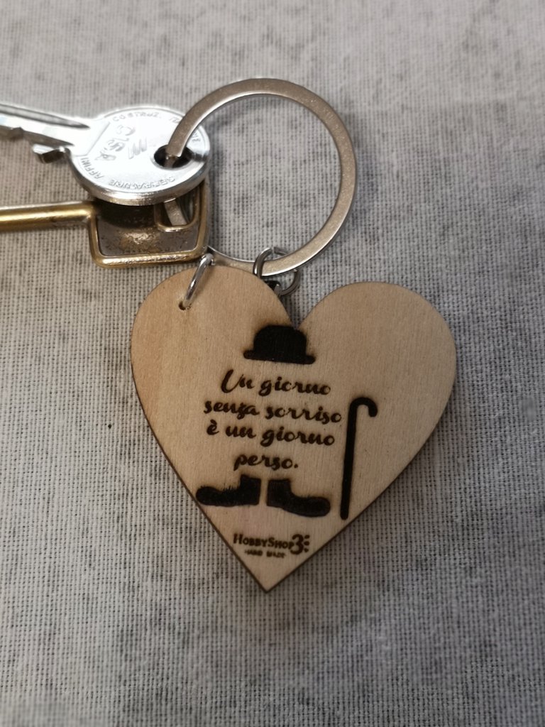 Portachiavi In Legno Inciso “Il Più Gufo Kine” – Regalo Originale Per Fisioterapista, Beige, 7,5 Cm, Artigianale