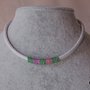 Collana girocollo rigida in ecopelle colore bianco cerchietti verde e rosa