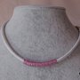 Collana girocollo rigida in ecopelle colore bianco cerchietti rosa