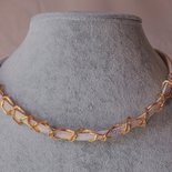 Collana Girocollo Rigida In Ecopelle Colore Bianco Cerchietti Rosa ... | Su - Foto 7