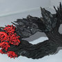 Maschera per carnevale fatta di vera pelle con fiori colore rosso