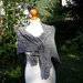 sciarpa asimmetrica lavorata a maglia ai ferri, scialle triangolare di colori neutri per donna, regalo di natale per lei, mamma, ragazza