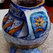 Vaso di ceramica con manico manufatto di creta rossa ingobbiata e decorato a mano con motivi multicolori