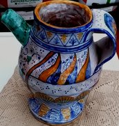 Vaso di ceramica con manico manufatto di creta rossa ingobbiata e decorato a mano con motivi multicolori