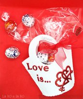 Borsetta cioccolatosa San Valentino in feltro bianco confezionata a mano con decorazioni 