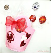 Borsetta cioccolatosa San Valentino in feltro rosa confezionata a mano con decorazioni 