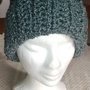 Cappello di lana bouclè di color verde perlato caldo e morbido realizzato a uncinetto a mezza maglia alta 