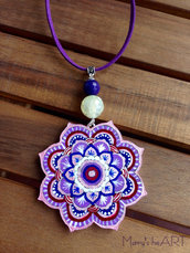 Collana con ciondolo Mandala in legno dipinto a mano e pietre dure