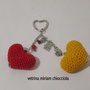                                                       Portachiavi con due cuori uncinetto e charms