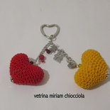                                                       Portachiavi con due cuori uncinetto e charms