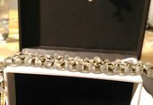 Bracciale realizzato ad uncinetto con filato doppio nero e lame' oro con mezzi cristalli nei colori grigio satinato e e argento