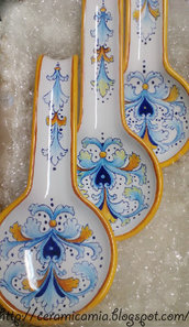 Poggiamestolo di  ceramica dipinto a mano