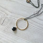 Collana cerchio oro con piccolo pendente in spinello nero, fatto a mano, catena nera. Idea regalo per ragazza